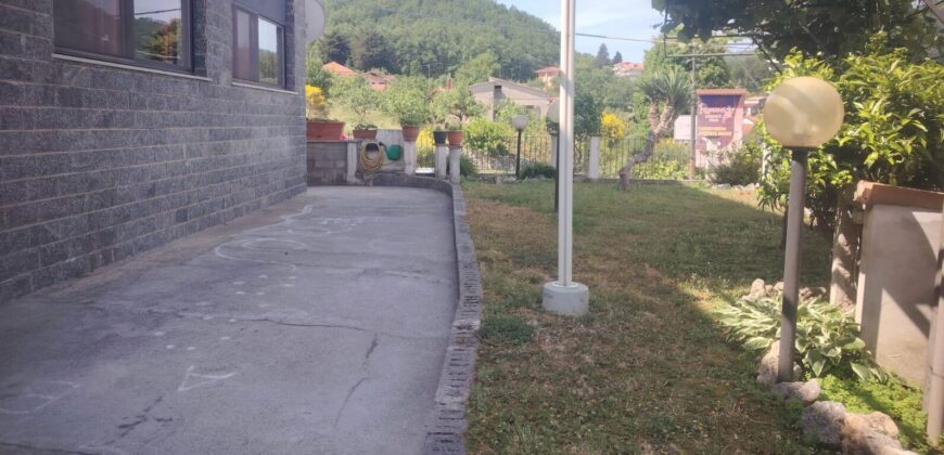 Appartamento con giardino e locale commerciale — Grimaldi (CS)